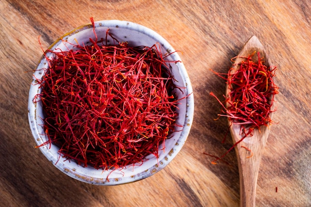 Wysoki kąt widoku czerwonej papryki chili w misce na stole