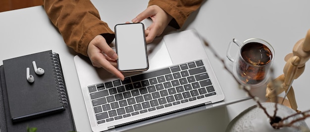 Wysoki kąt widoku człowieka używającego laptopa na stole