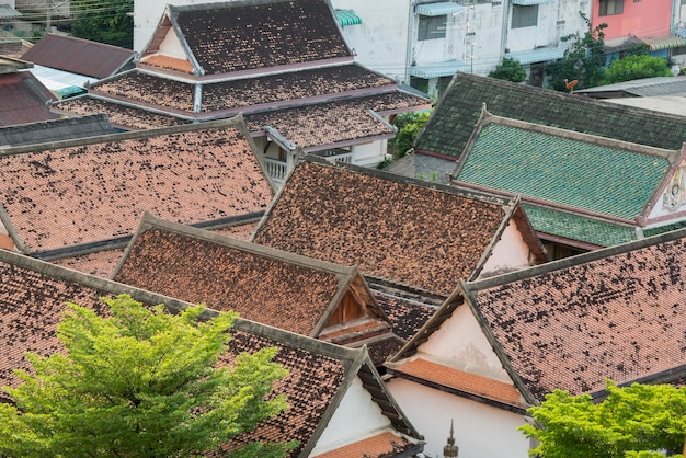Zdjęcie wysoki kąt widoku dachów domów w budowli mieszkalnej