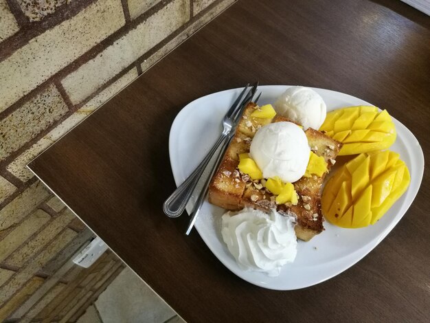 Zdjęcie wysoki kąt widoku deseru na talerzu na stole