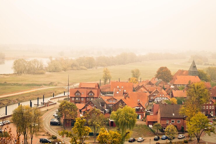 Zdjęcie wysoki kąt widoku domów i drzew na tle nieba