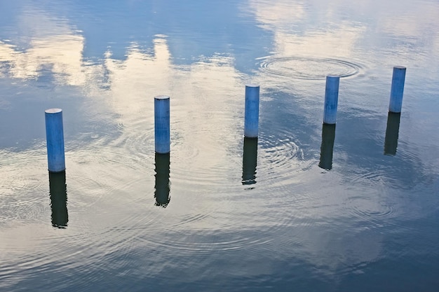 Zdjęcie wysoki kąt widoku drewnianego słupka w jeziorze