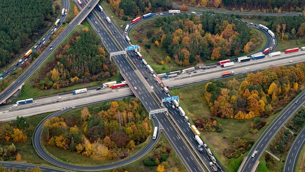 Wysoki kąt widoku drogi pośród budynków w mieście