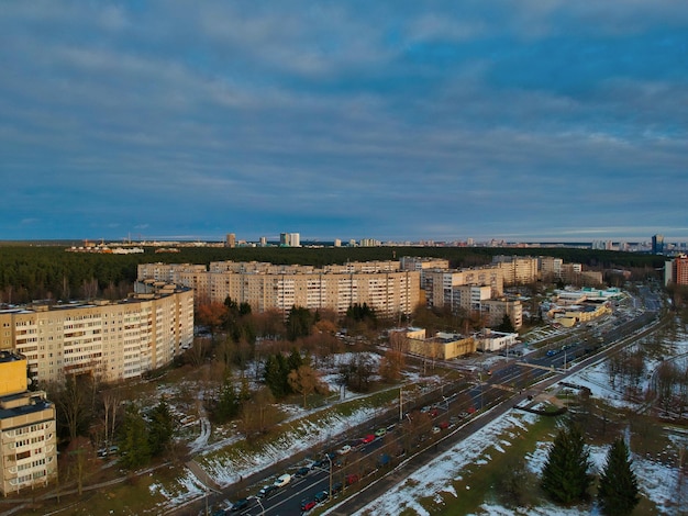 Zdjęcie wysoki kąt widoku drogi przez budynki na tle nieba