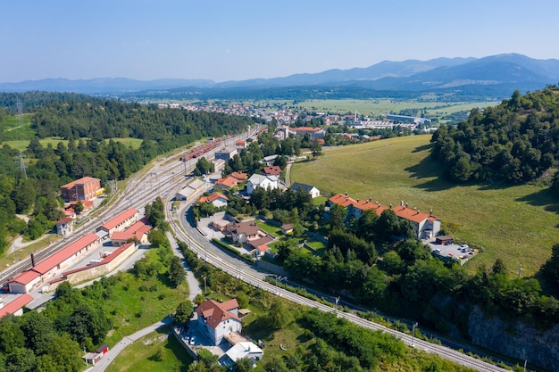 Zdjęcie wysoki kąt widoku drzew i budynków na tle nieba