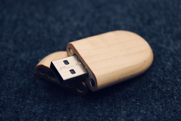 Zdjęcie wysoki kąt widoku dysku flash usb na stole