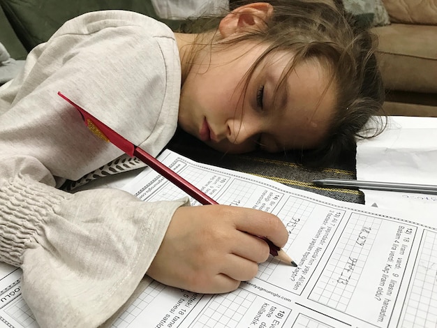 Wysoki kąt widoku dziewczyny śpiącej podczas nauki