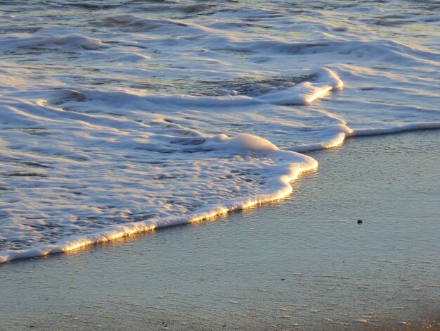 Zdjęcie wysoki kąt widoku fal na brzegu na plaży