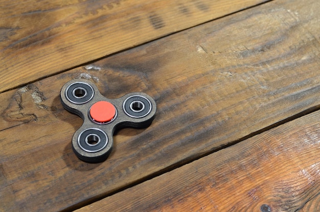 Wysoki kąt widoku fidget spinner na stole