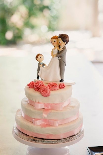 Wysoki kąt widoku figurki na stole
