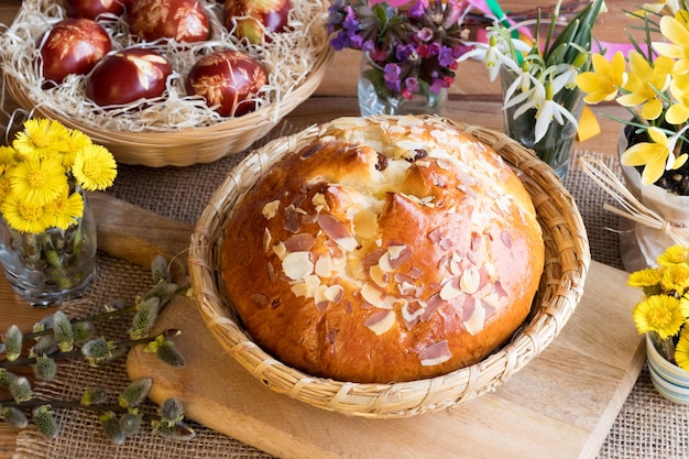 Zdjęcie wysoki kąt widoku gorącego chlebka krzyżowego w koszu na stole