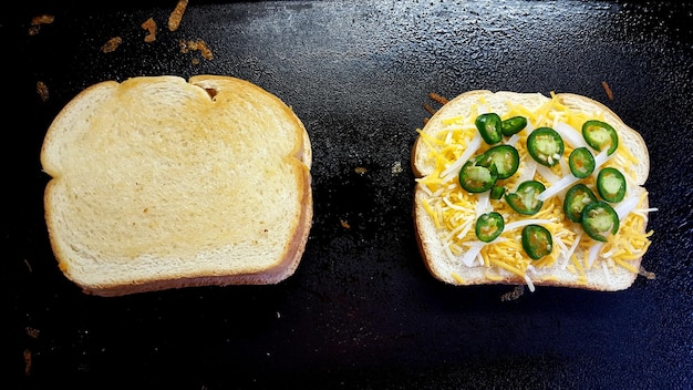 Wysoki kąt widoku grillowanego chleba w patelni