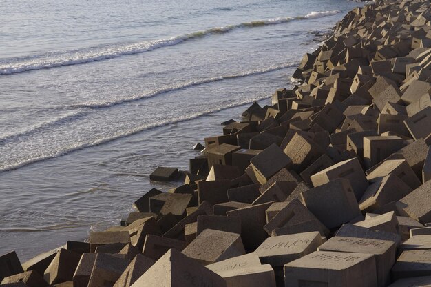 Zdjęcie wysoki kąt widoku groyne na plaży