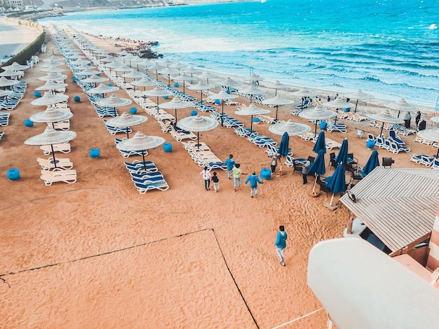 Wysoki kąt widoku grupy na plaży