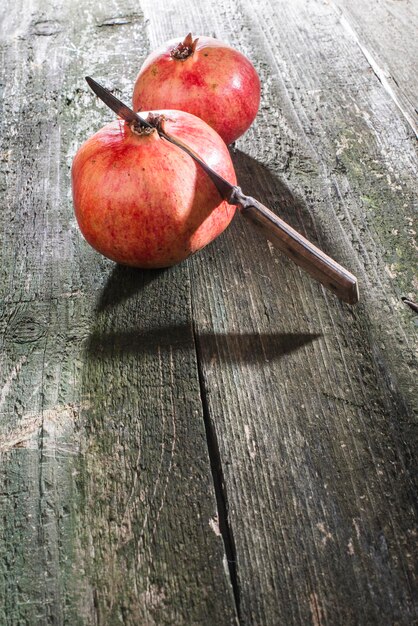 Zdjęcie wysoki kąt widoku jabłek na stole