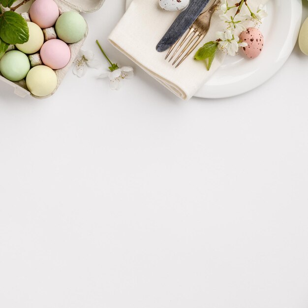 Zdjęcie wysoki kąt widoku jajek wielkanocnych i talerzy na stole