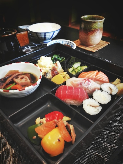 Zdjęcie wysoki kąt widoku japońskiego jedzenia w pudełku bento na stole