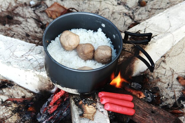 Zdjęcie wysoki kąt widoku jedzenia na grillu