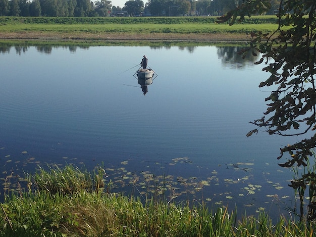 Wysoki Kąt Widoku Jeziora Przez Pole