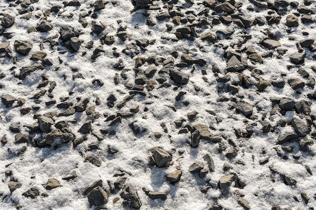 Wysoki kąt widoku kamieni na pokrytym śniegiem polu