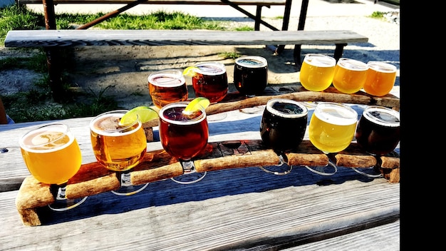 Zdjęcie wysoki kąt widoku kieliszków piwa na stole