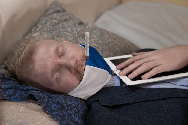 Zdjęcie wysoki kąt widoku kobiety korzystającej z telefonu komórkowego leżąc w łóżku w domu