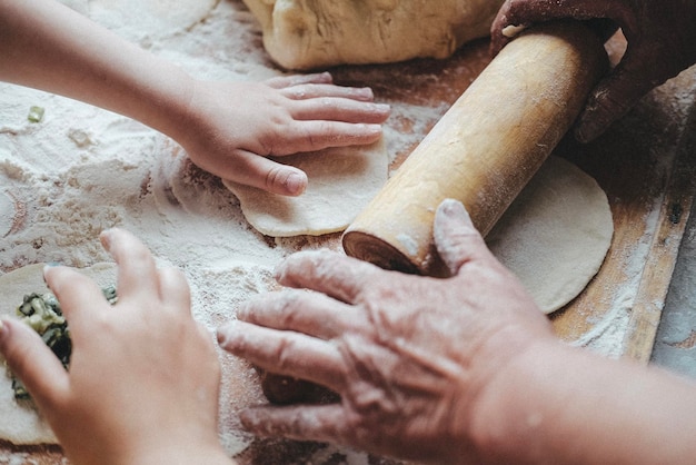 Wysoki kąt widoku kobiety przygotowującej jedzenie