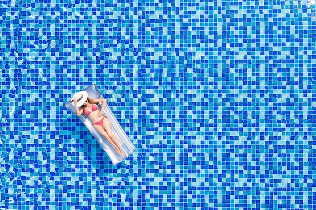 Wysoki kąt widoku kobiety relaksującej się w basenie