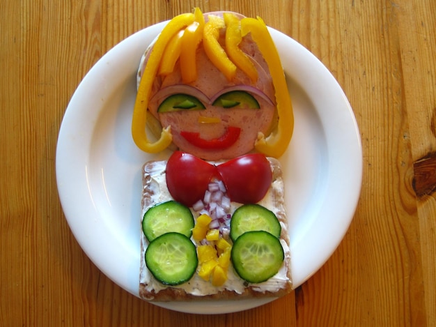 Zdjęcie wysoki kąt widoku kobiety zrobionej z kanapki na stole