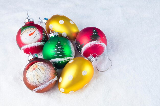 Wysoki kąt widoku kolorowych baubles na fałszywym śniegu