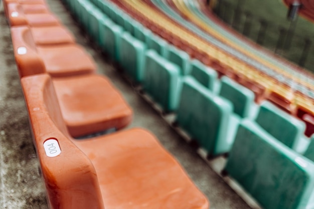 Zdjęcie wysoki kąt widoku kolorowych krzeseł na stadionie