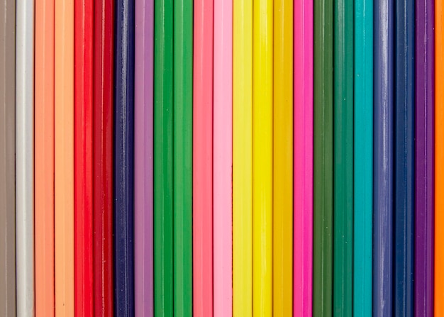Zdjęcie wysoki kąt widoku kolorowych ołówków na białym tle