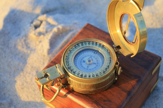 Zdjęcie wysoki kąt widoku kompasu z pudełkiem na piasku