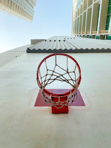 Zdjęcie wysoki kąt widoku koszykówki na tle nieba