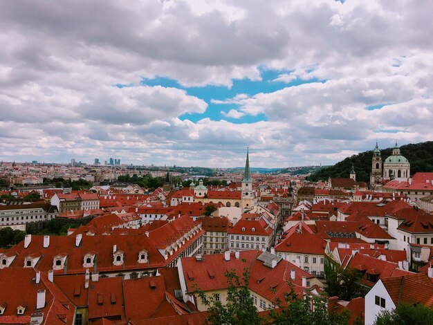 Wysoki kąt widoku krajobrazu miejskiego na chmurnym niebie