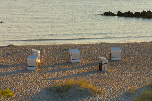 Zdjęcie wysoki kąt widoku krzeseł na plaży