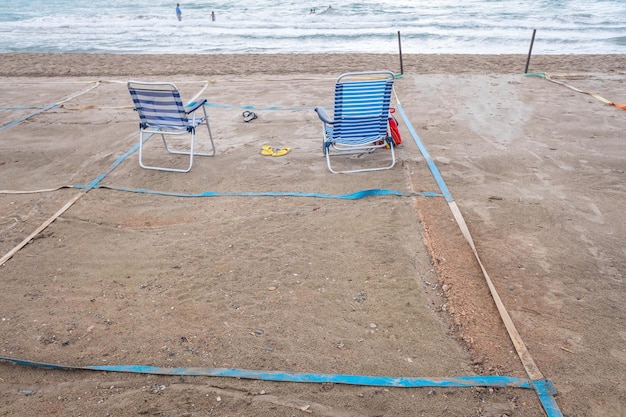 Zdjęcie wysoki kąt widoku krzeseł na plaży