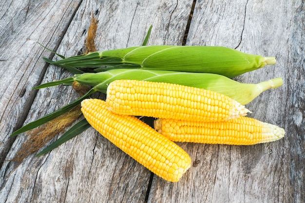 Wysoki kąt widoku kukurydzy na stole