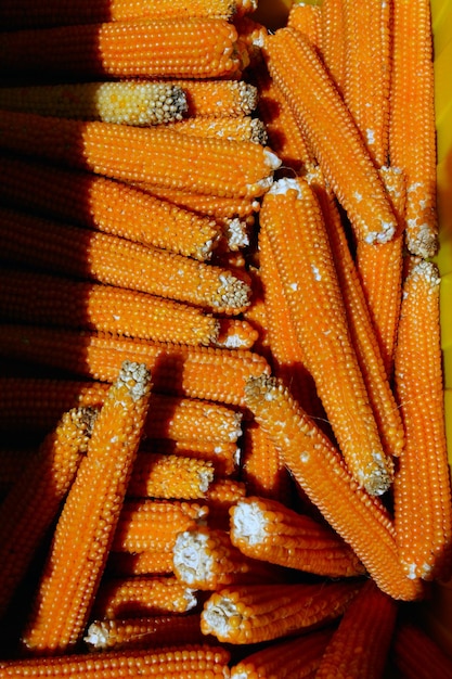Zdjęcie wysoki kąt widoku kukurydzy na targu