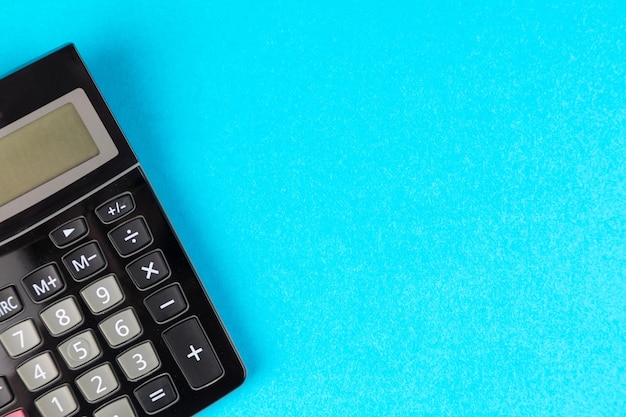Wysoki kąt widoku laptopa na niebieskiej ścianie