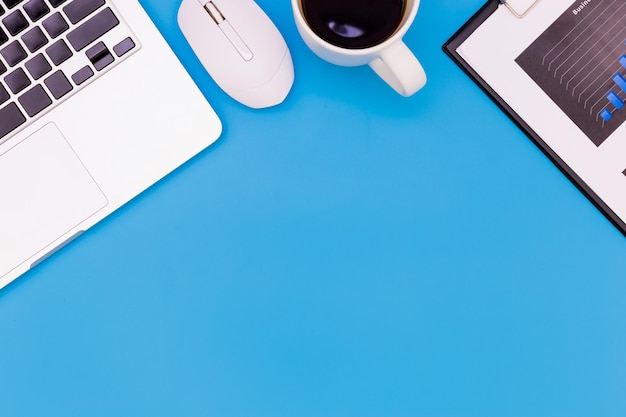 Wysoki kąt widoku laptopa na stole