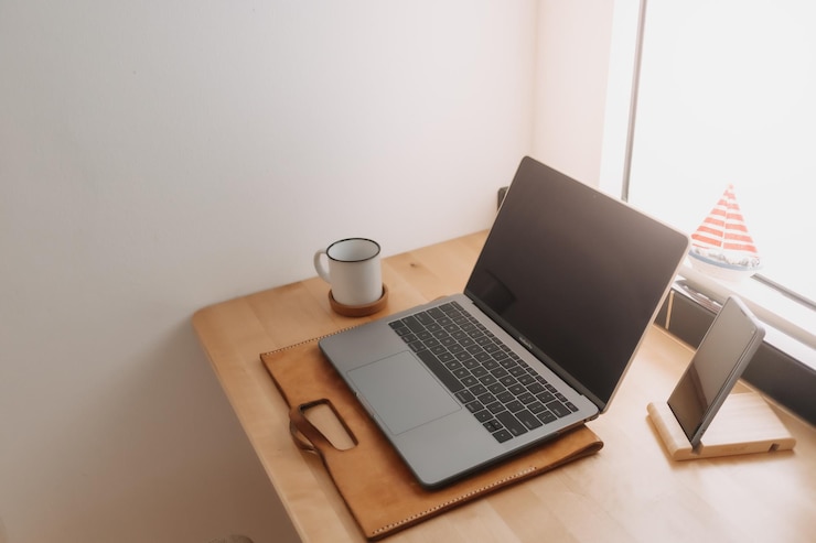 Zdjęcie wysoki kąt widoku laptopa na stole