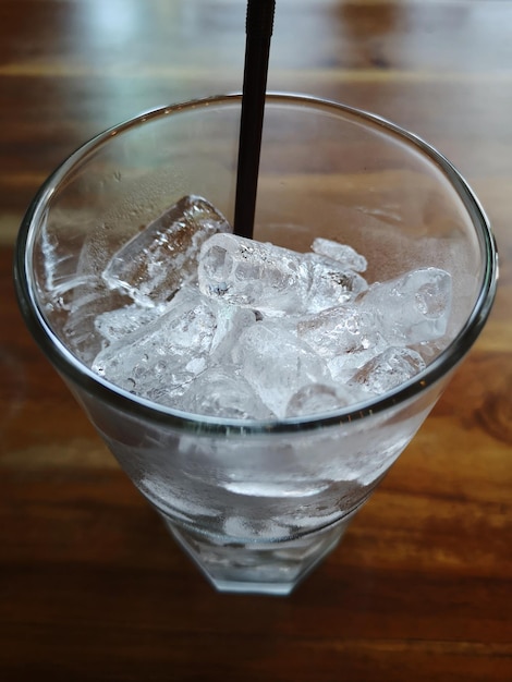 Zdjęcie wysoki kąt widoku lodu w szklance na stole