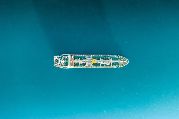 Zdjęcie wysoki kąt widoku łodzi na niebieskim morzu