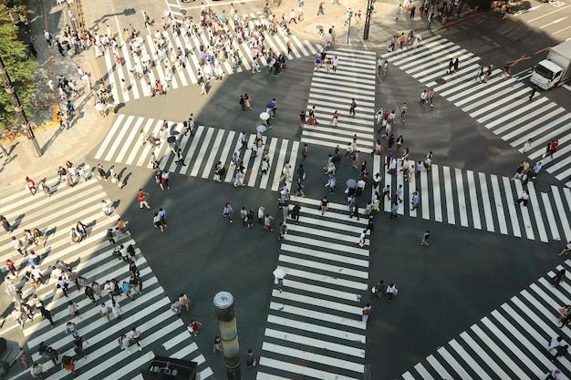 Zdjęcie wysoki kąt widoku ludzi chodzących po mieście