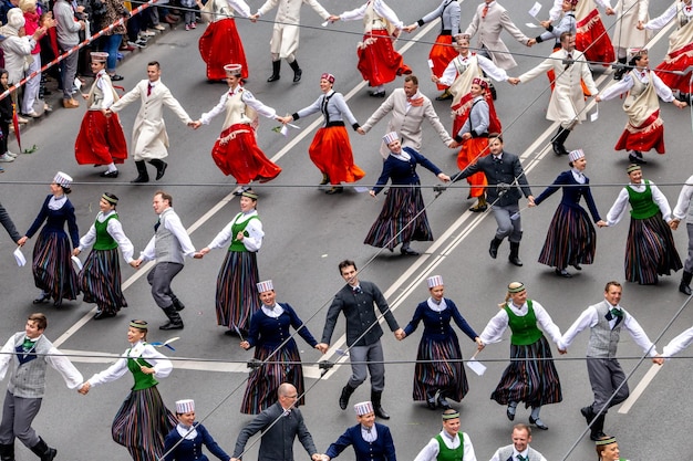 Wysoki Kąt Widoku Ludzi Idących Po Ulicy