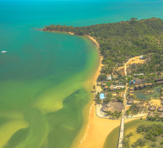 Zdjęcie wysoki kąt widoku ludzi na plaży