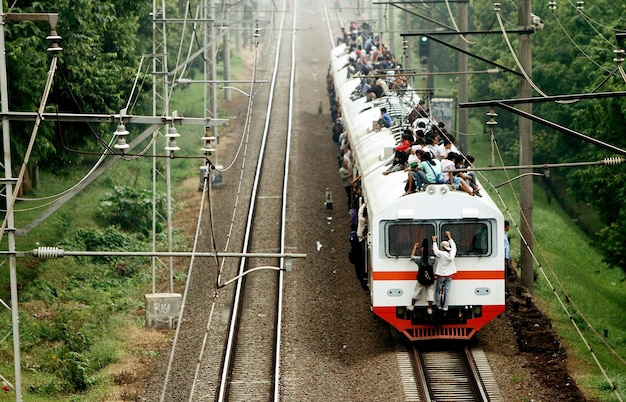 Zdjęcie wysoki kąt widoku ludzi siedzących na dachu pociągu