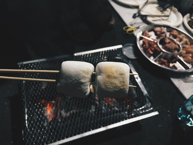 Wysoki kąt widoku marshmallows gotowanych na grillu na targu