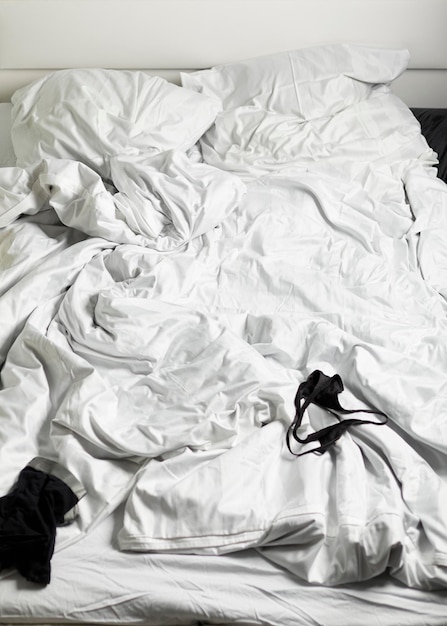 Wysoki kąt widoku maski do spania i rękawiczki na zmarszczonym łóżku